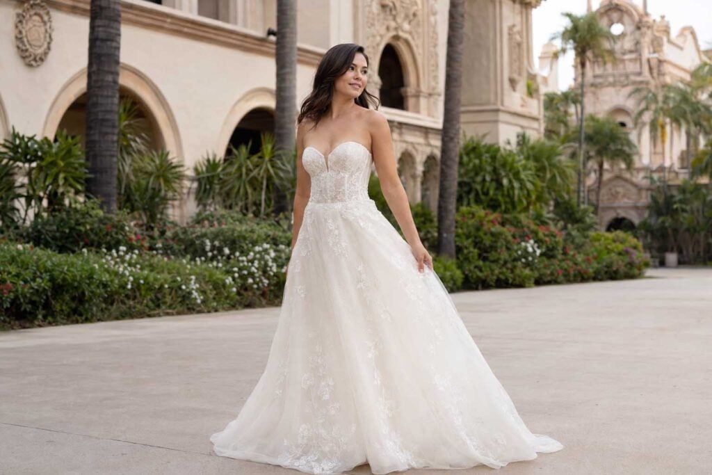 Bride wearing Sweetheart neckline in San Deigo Wedding Venue