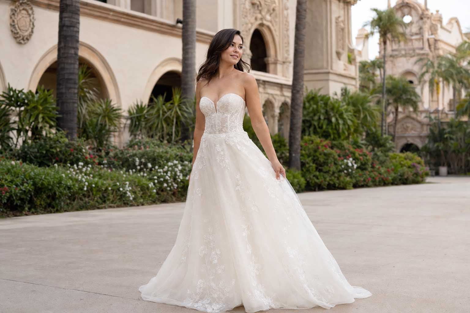 Bride wearing Sweetheart neckline in San Deigo Wedding Venue